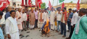 Motihari: अमेरिकी राष्ट्रपति ट्रंप का किया पुतला दहन