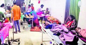 Chaibasa News : सदर के इमरजेंसी में नहीं मिला बेड, घर से खाट लाकर कराया गया इलाज