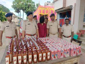 कार से 115 बोतल शराब व 138 बोतल बियर बरामद