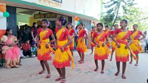 कस्तूरबा की छात्राओं ने देशभक्ति गीत पर नृत्य किया प्रस्तुत