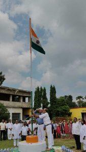 इंटर कॉलेज में सचिव ने फहराया झंडा