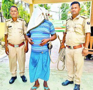 Gopalganj News  : शराब के केस में ट्रायल वारंटी को गिरफ्तार करने गयी पुलिस टीम पर किया हमला, वाहनों के तोड़े शीशे, वारंटी गिरफ्तार
