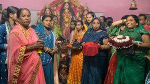 विषहरी मंदिरों में सुहागिन महिलाओं ने चढ़ाया डालिया, गीत-संगीत व नाटक का उठाया लुत्फ