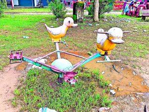 Dhanbad News : बिरसा मुंडा पार्क का मेंटेनेंस करने में नाकाम साबित हो रहा नगर निगम, गंदगी का अंबार, टूट गये सरकारी झूले