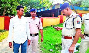 Chaibasa News : मोबाइल चोरी कर ट्रेन से कूदे युवक को आरपीएफ ने पकड़ा, संदिग्ध पाउडर मिला