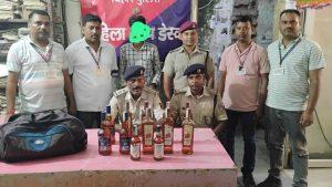 12 बोतल विदेशी शराब के साथ युवक गिरफ्तार