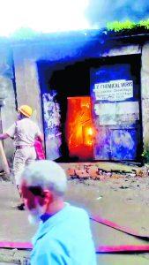 आनंदपुर : प्लास्टिक फैक्टरी में भीषण आग
