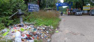 डकरा अस्पताल के मुख्य द्वार पर पसरी रहती है गंदगी