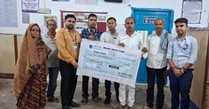 पीएम जीवन ज्योति योजना के तहत मृतका के परिजन को मिला दो लाख का चेक