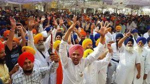 Dhanbad News : कोलकाता से दिल्ली जा रही सिखों की शोभा यात्रा का देवली में स्वागत