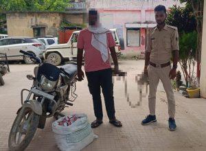 कटेया में चोरी की दो बाइकों व शराब के साथ दो गिरफ्तार