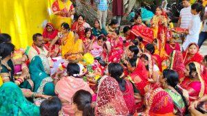 निर्जला उपवास कर सुहागिनों ने की पति की लंबी उम्र की कामना