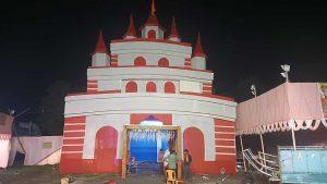 सारठ : कोलकाता के दक्षिणेश्वर मंदिर थीम पर बन रहा भव्य पंडाल