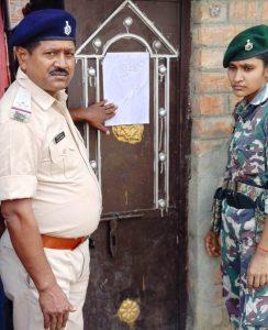 Aurangabad News : मारपीट मामले में फरार वारंटी के घर पुलिस ने चिपकाया इश्तेहार