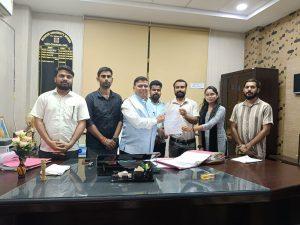 शिक्षण व्यवस्था सुधार को लेकर अभाविप ने कुलपति को सौंपा ज्ञापन