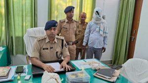 लग्जरी कार से कट्टा व गांजे के साथ तस्कर गिरफ्तार