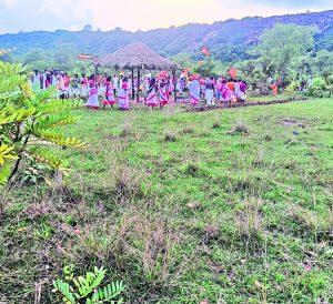 Chaibasa News : सुख, समृद्धि व अच्छी फसल के लिए ग्राम देवता की आराधना हुई