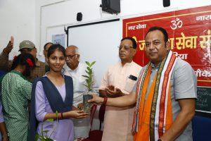 फलदार पौधों का किया गया वितरण